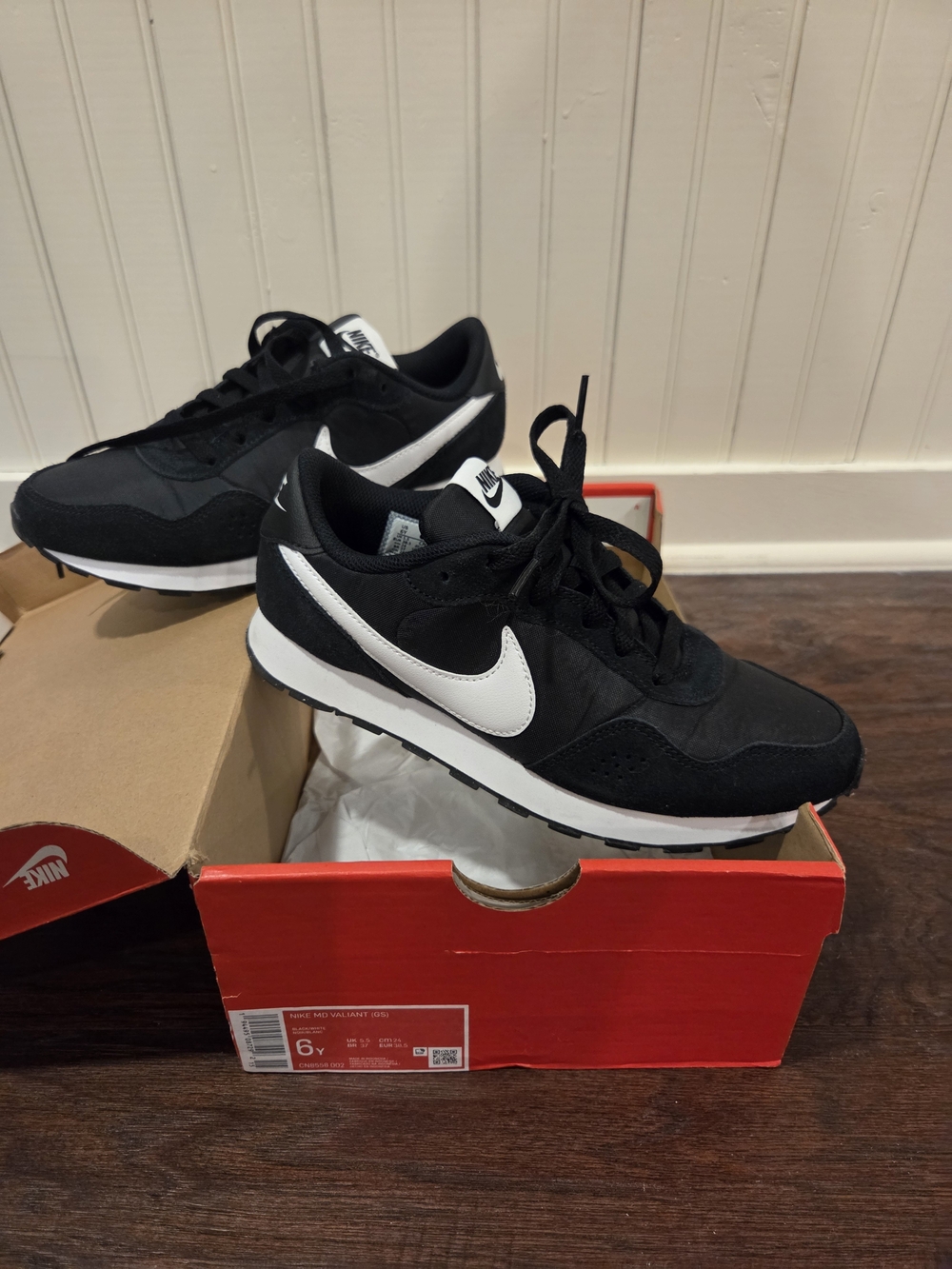 Like New, Nike MD ValiantBlack/White Retro Running Sneakers,6